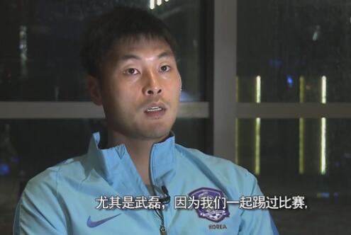 美女脱掉内裤让男人捅