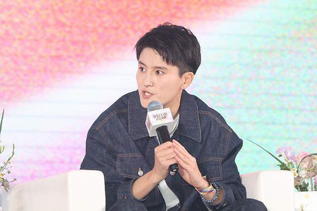 美女扒开尿口给男人看