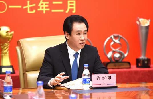 在丈夫面前弄湿腹股沟的妻子
